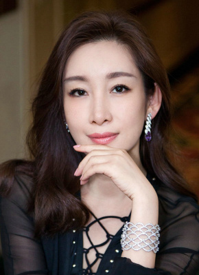 美女扒开胸罩